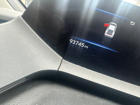 Used 2023 Toyota Prius LE FWD image 3
