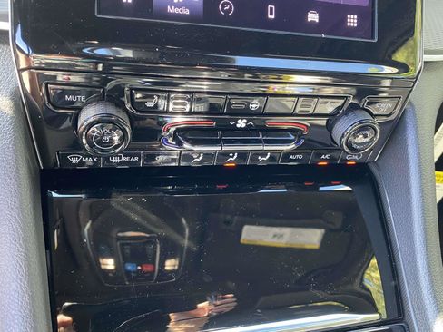 New 2025 Jeep Grand Cherokee Altitude image 8