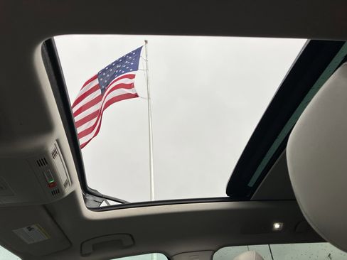 Used 2020 Volkswagen Tiguan SE w/ Panoramic Sunroof Package image 24