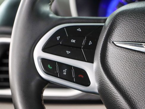 Used 2022 Chrysler Pacifica Touring-L image 13