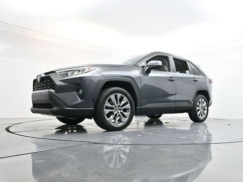 Used 2020 Toyota RAV4 XLE Premium image 29