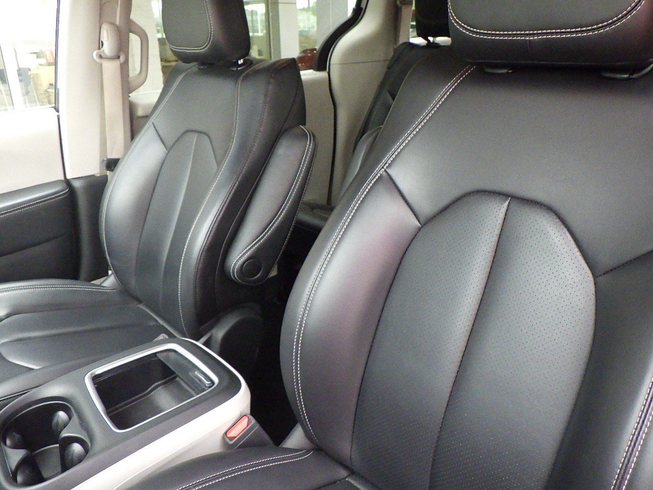 Used 2023 Chrysler Pacifica Touring-L AWD/4WD image 3