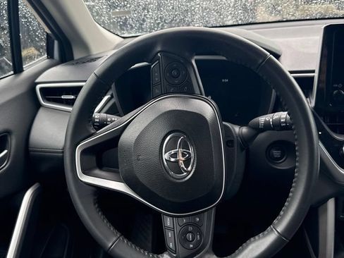 Used 2025 Toyota Corolla Cross XLE FWD image 9