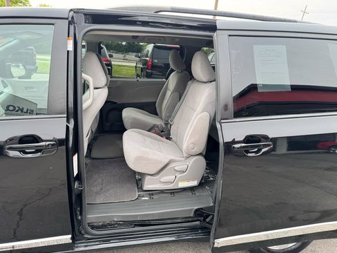 Used 2016 Toyota Sienna LE FWD image 11