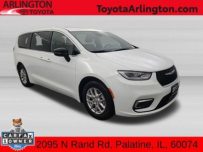 Used 2025 Chrysler Pacifica Select