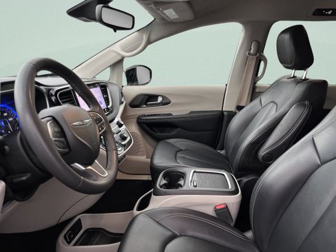 Used 2024 Chrysler Pacifica Touring-L FWD image 12