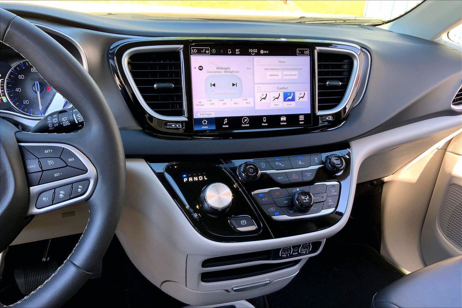 Used 2024 Chrysler Pacifica Touring-L FWD image 6