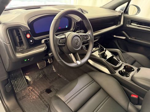 Certified 2025 Porsche Cayenne Turbo AWD/4WD image 4