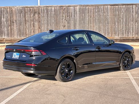 Certified 2025 Honda Accord SE image 6