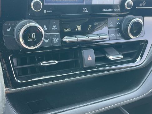 Used 2022 Toyota Highlander XSE AWD/4WD image 8