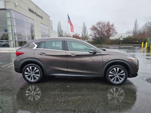Used 2017 INFINITI QX30 Premium image 8