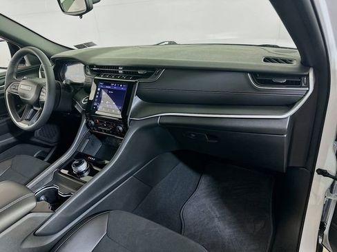 Used 2024 Jeep Grand Cherokee Altitude image 11