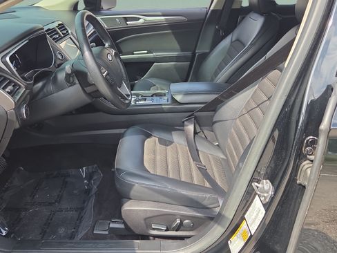 Used 2017 Ford Fusion SE w/ Equipment Group 201A FWD image 9