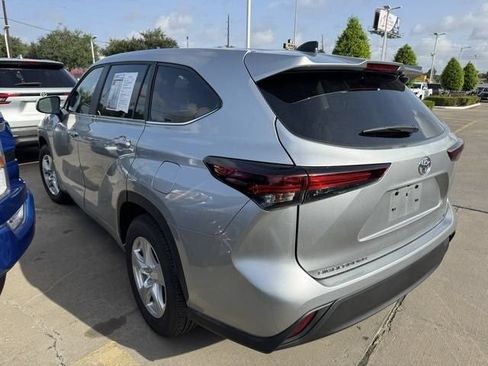 Used 2025 Toyota Highlander LE FWD image 7