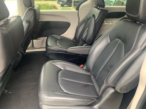 Used 2023 Chrysler Pacifica Touring-L FWD image 30