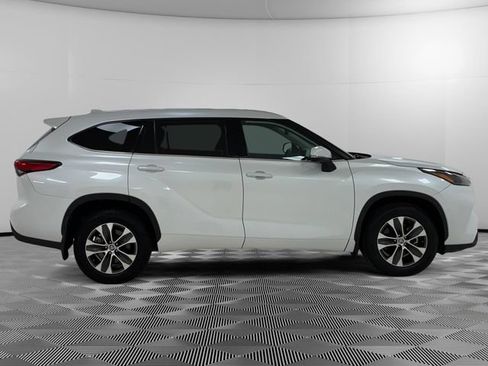 Used 2022 Toyota Highlander XLE AWD/4WD image 6