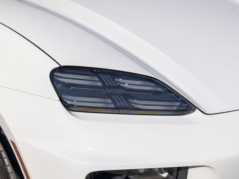 New 2025 Porsche Macan Turbo Electric AWD/4WD image 15