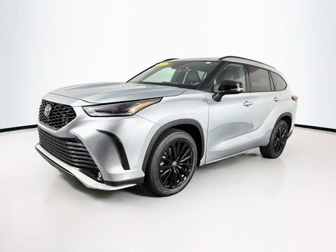 Used 2024 Toyota Highlander XSE AWD/4WD image 3
