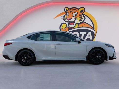 Used 2026 Toyota Camry SE image 4