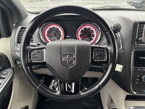 Used 2019 Dodge Grand Caravan SXT image 14
