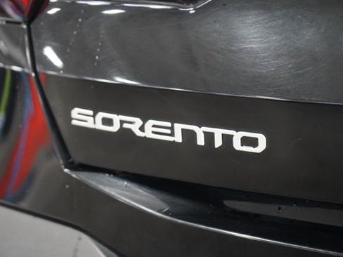 Used 2024 Kia Sorento S image 12