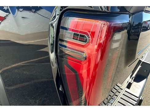 Used 2024 GMC Sierra 2500 AT4 image 34