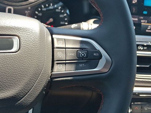 Used 2025 Jeep Compass Trailhawk AWD/4WD image 18