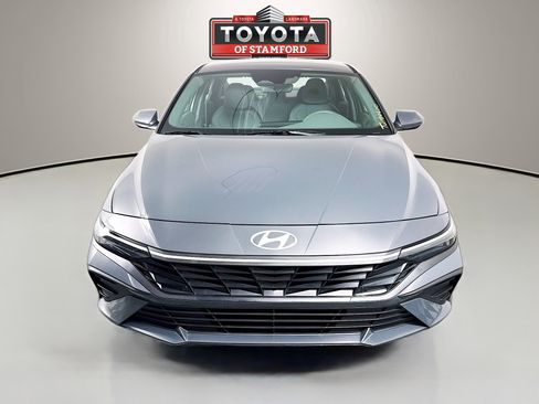 Used 2026 Hyundai Elantra SE FWD image 2