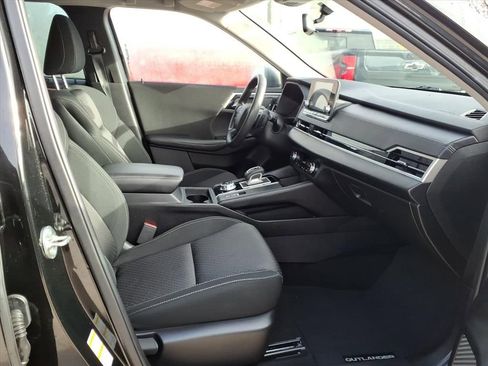Used 2023 Mitsubishi Outlander ES image 17