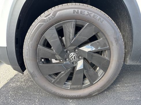 Used 2025 Volkswagen Atlas Cross Sport SE image 11