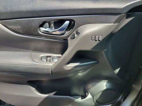 Used 2018 Nissan Rogue SV w/ Premium Package FWD image 16