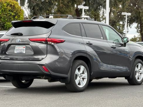 Used 2021 Toyota Highlander LE AWD/4WD image 5