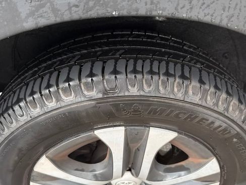 Used 2018 Toyota RAV4 LE FWD image 18
