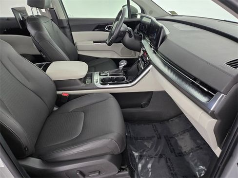 Used 2024 Kia Carnival SX Prestige image 3