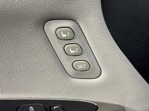 Used 2016 Toyota Avalon Limited w/ Toyota Safety Sense Package image 17