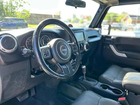 Used 2011 Jeep Wrangler Unlimited Sahara w/ Connectivity Group AWD/4WD image 12