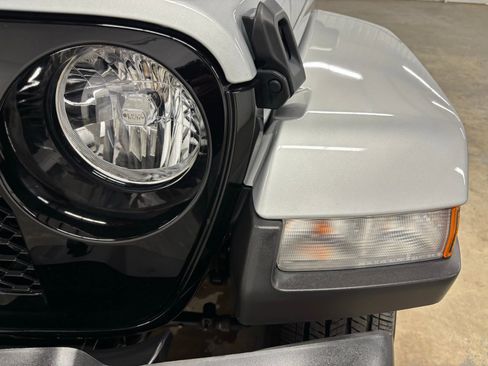 Used 2022 Jeep Gladiator Sport AWD/4WD image 8