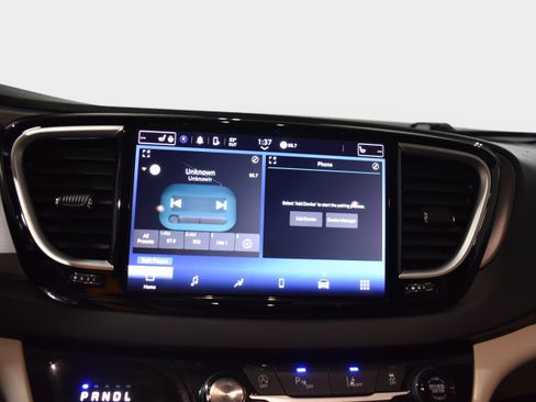 Used 2023 Chrysler Pacifica Touring-L FWD image 18