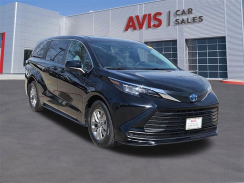 Used 2025 Toyota Sienna LE image 9