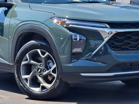 Certified 2025 Chevrolet Trax LT FWD image 3
