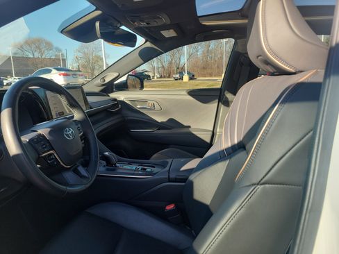 Used 2023 Toyota Crown Limited image 13