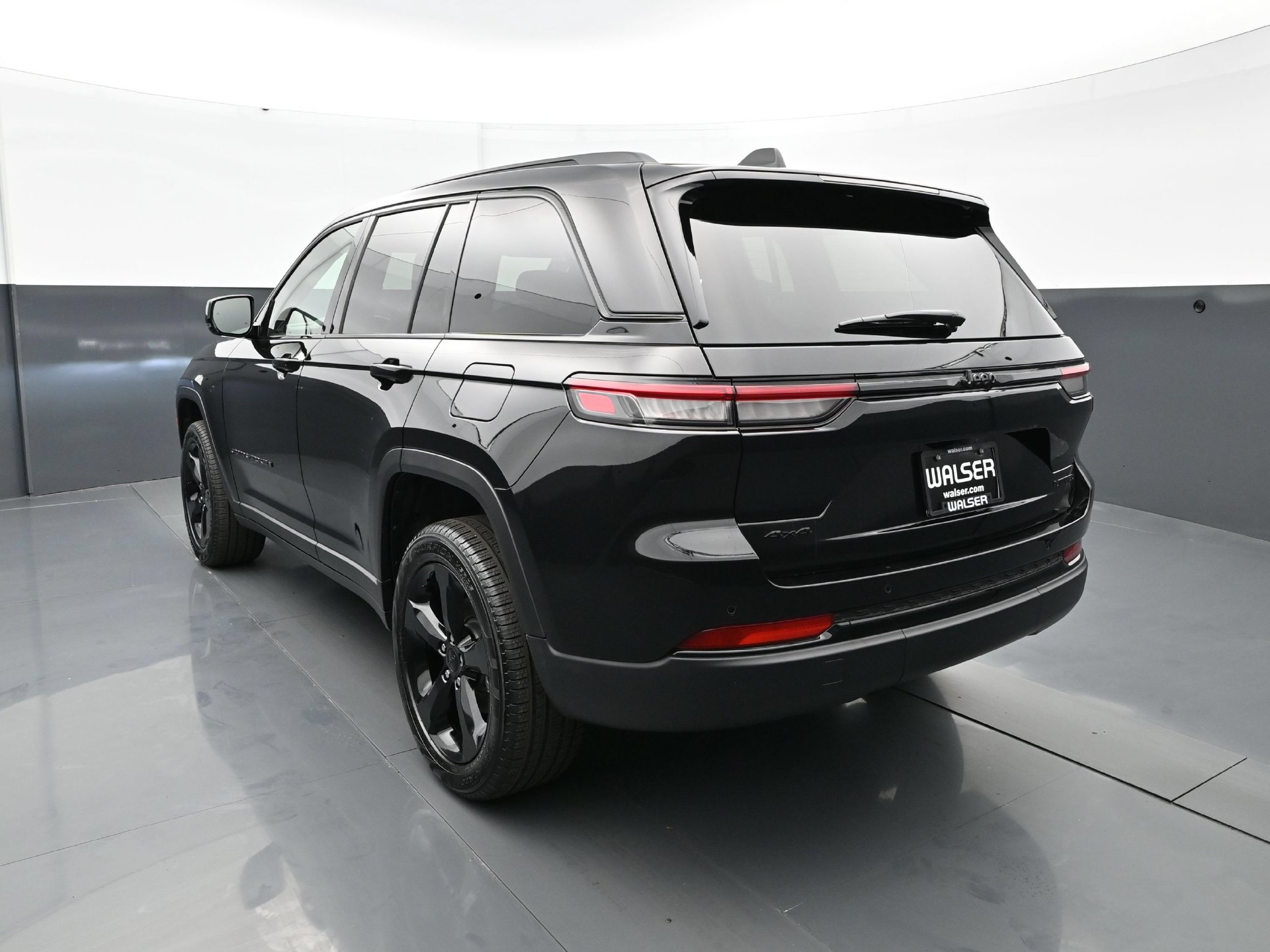 Used 2025 Jeep Grand Cherokee Limited w/ Black Appearance Package AWD/4WD image 5