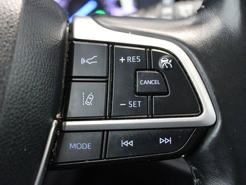 Used 2022 Toyota Highlander XLE AWD/4WD image 19