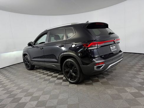 Used 2025 Volkswagen Taos SE w/ Panoramic Sunroof Package FWD image 9