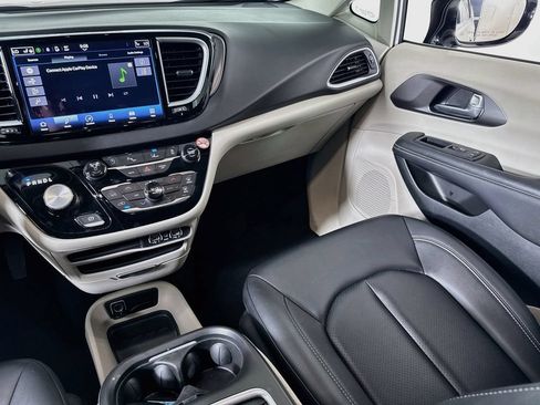 Used 2024 Chrysler Pacifica Touring-L FWD image 23