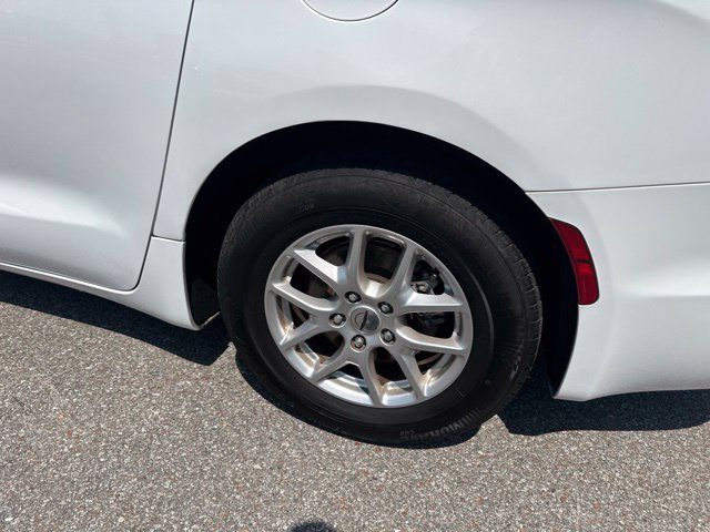 Used 2022 Chrysler Pacifica Touring-L FWD image 23
