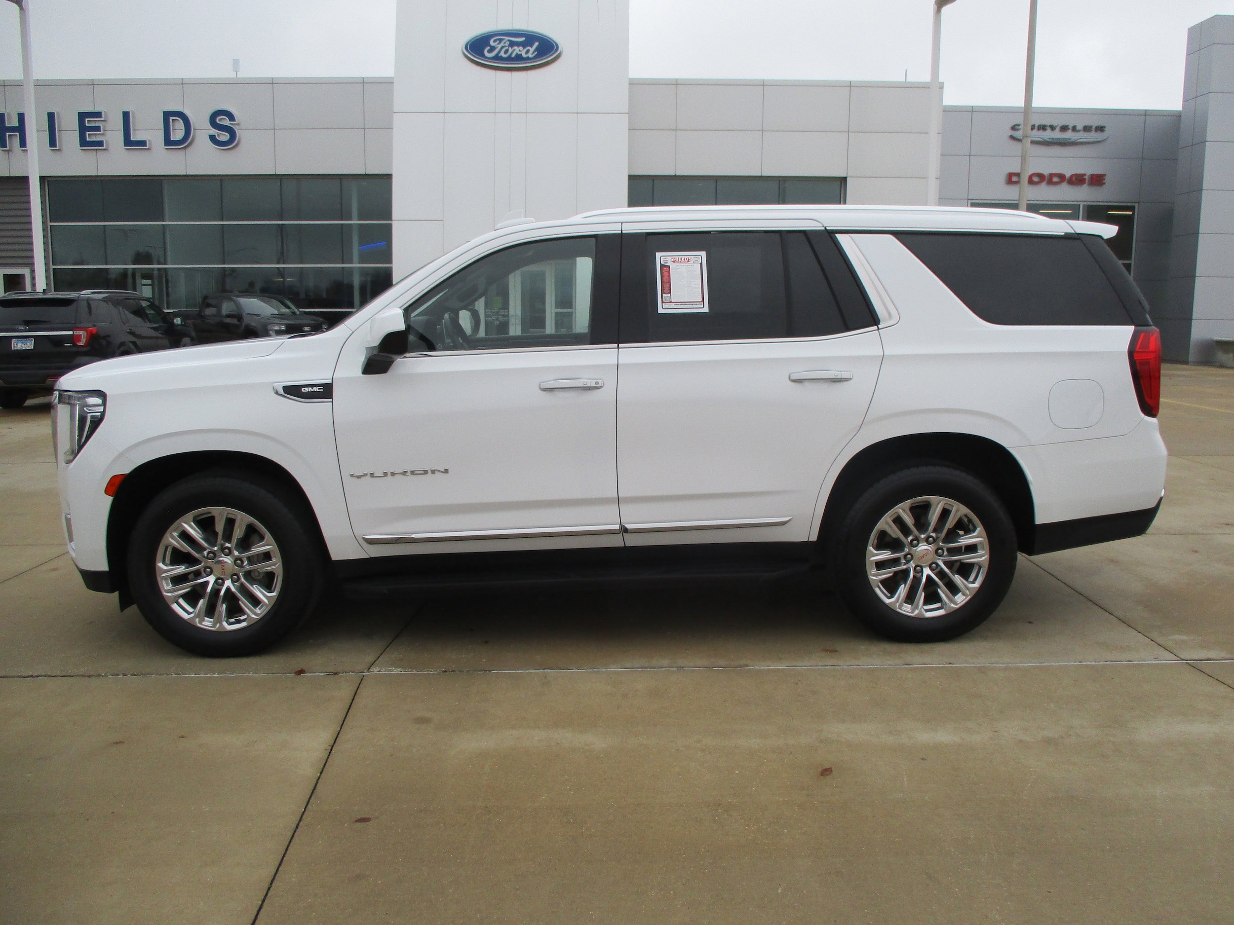 Used 2021 GMC Yukon SLT RWD image 2
