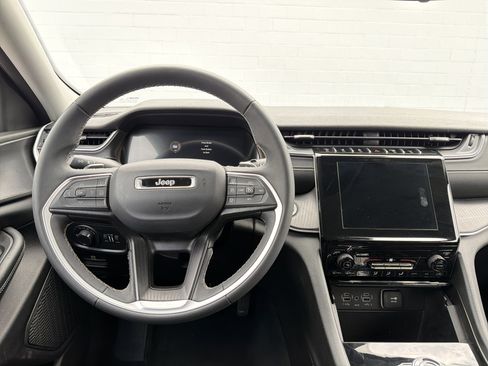 Used 2023 Jeep Grand Cherokee Laredo image 13