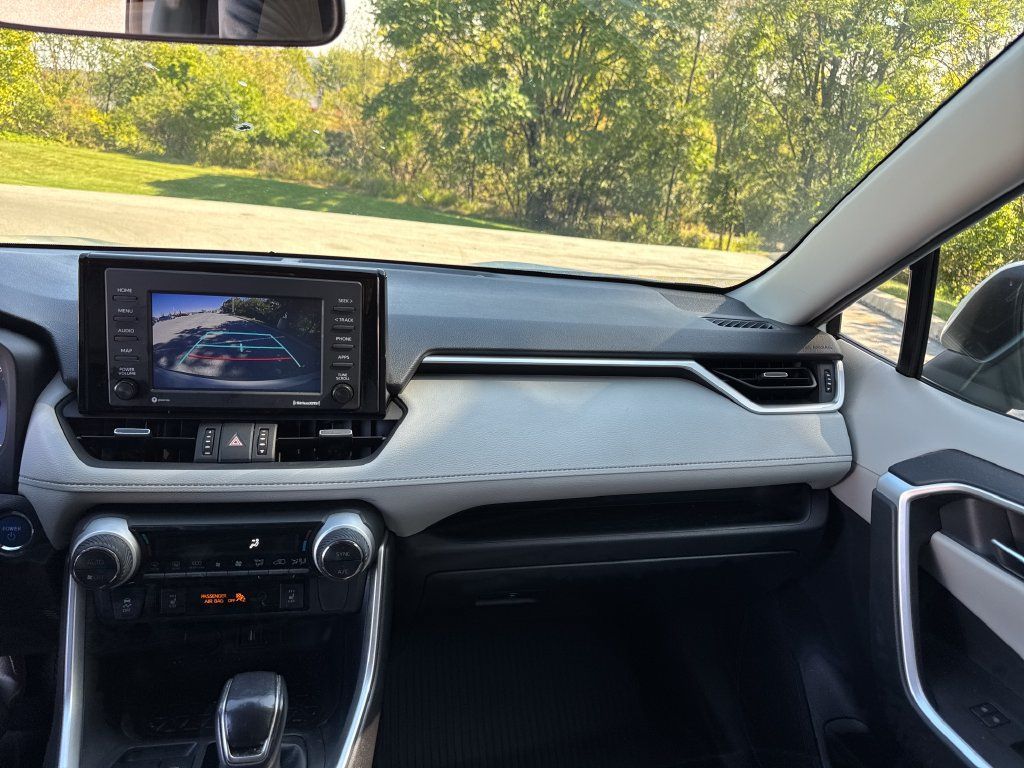 Used 2022 Toyota RAV4 XLE Premium AWD/4WD image 32