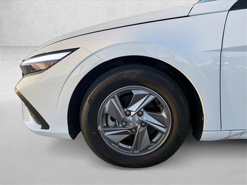 Certified 2025 Hyundai Elantra SE image 19